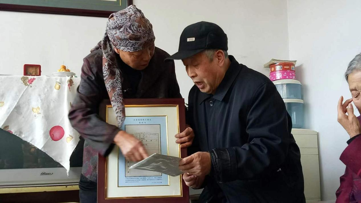 2017年，河北蔚縣，王艾甫將烈士王玉山的陣亡通知書交到烈屬手中。